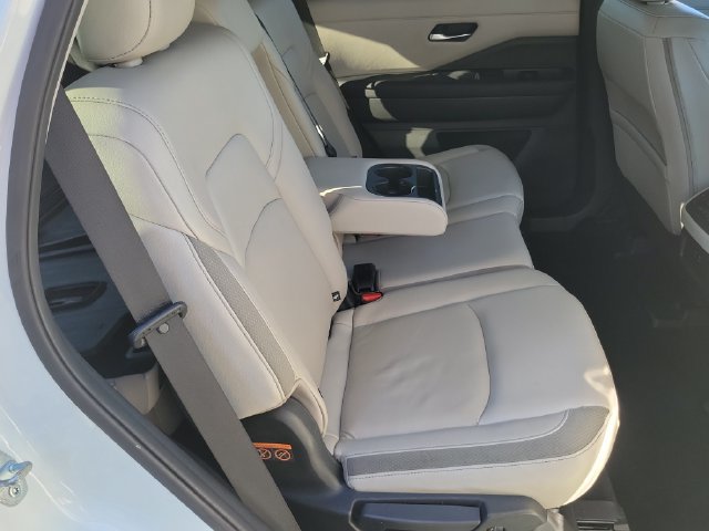 Used 2023 Nissan Pathfinder SL w/ Lighting Package (N92) FWD image 18