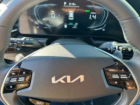 Used 2024 Kia Niro EX Touring image 31