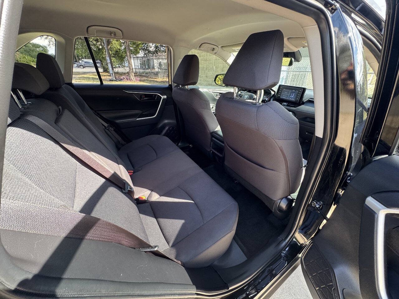 Used 2019 Toyota RAV4 LE FWD image 23