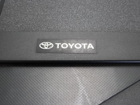Used 2025 Toyota Tundra Limited AWD/4WD image 38