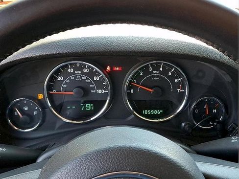 Used 2015 Jeep Wrangler Unlimited Sahara w/ Connectivity Group AWD/4WD image 16