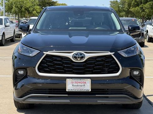 Used 2024 Toyota Highlander LE FWD image 8