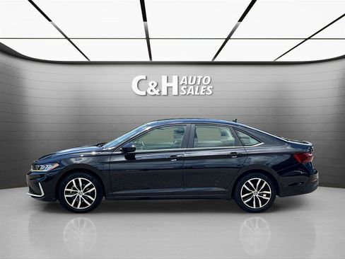 Used 2025 Volkswagen Jetta SE FWD image 11
