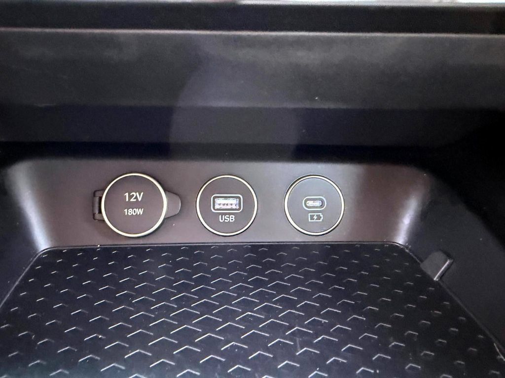 Certified 2025 Genesis G70 2.5T AWD/4WD image 28