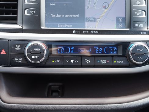 Used 2016 Toyota Highlander XLE AWD/4WD image 29