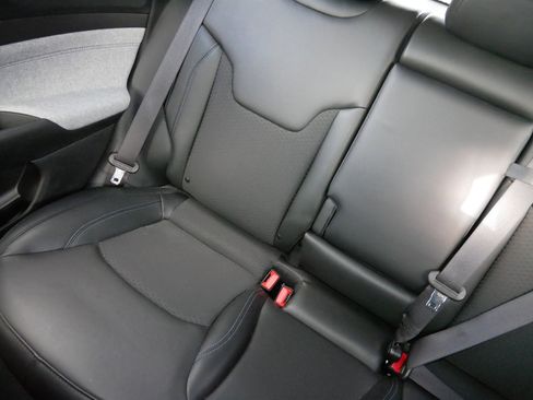 Used 2022 Jeep Compass Latitude image 12