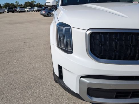 Certified 2024 Kia Telluride LX image 12