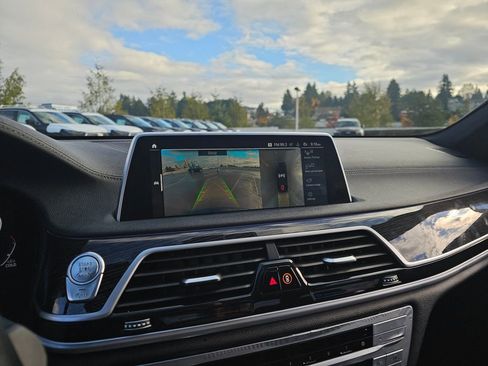 Used 2022 BMW 750i xDrive w/ M Sport Package image 28