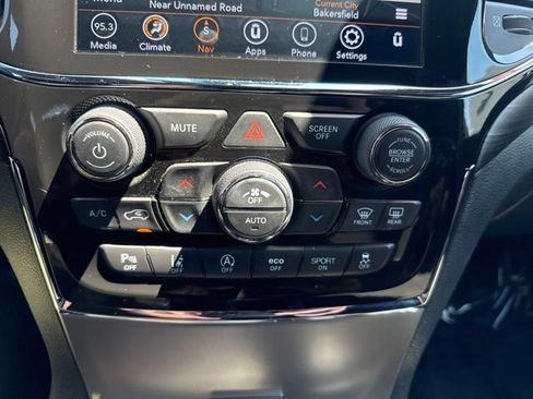 Used 2022 Jeep Grand Cherokee Laredo E RWD image 18