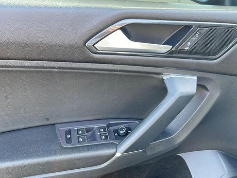 Used 2019 Volkswagen Tiguan SE image 19