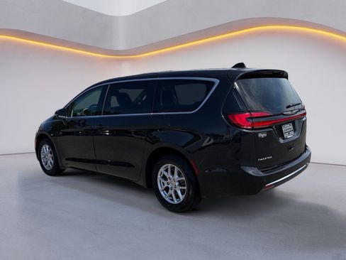Used 2023 Chrysler Pacifica Touring-L FWD image 5
