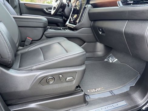Used 2025 GMC Yukon Denali AWD/4WD image 24