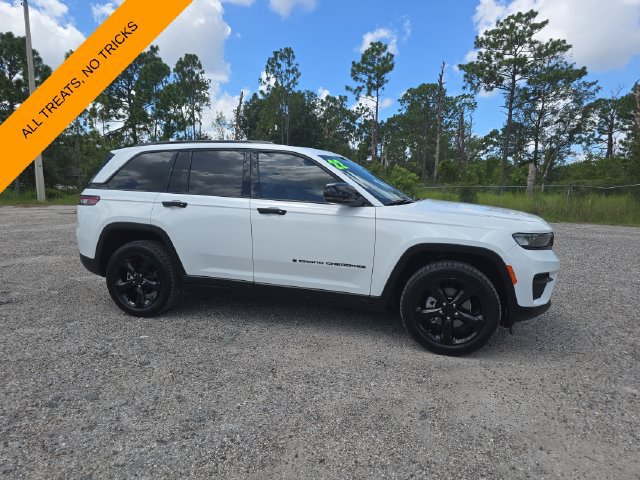 Used 2022 Jeep Grand Cherokee Altitude AWD/4WD image 2