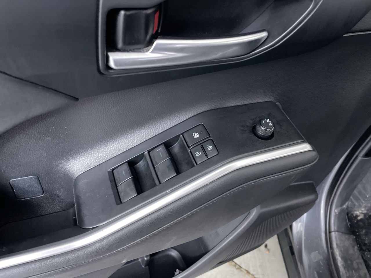 Used 2023 Toyota Highlander XLE AWD/4WD image 12