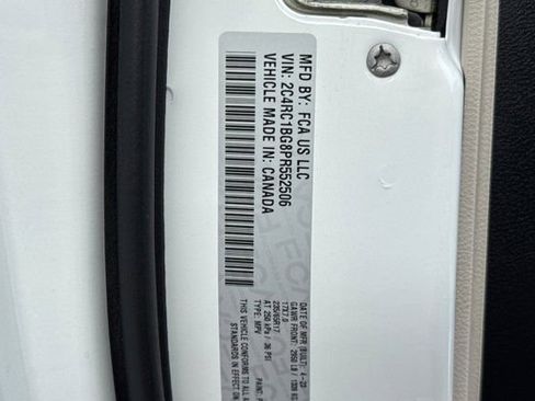 Used 2023 Chrysler Pacifica Touring-L image 32