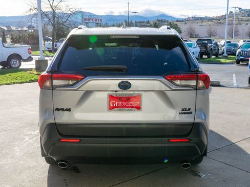 Used 2021 Toyota RAV4 XLE Premium image 6
