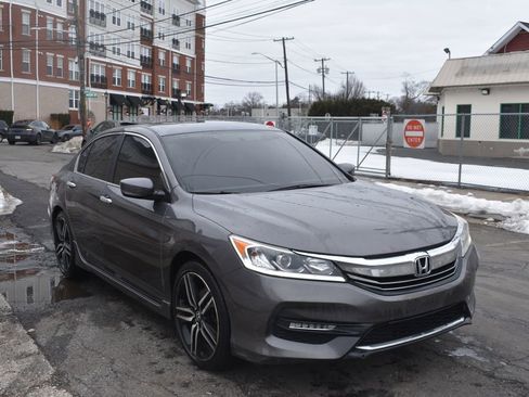 Used 2017 Honda Accord Sport image 4