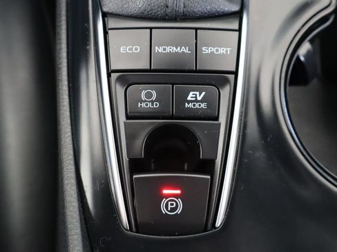 Used 2020 Toyota Camry SE w/ Sunroof Package FWD image 28