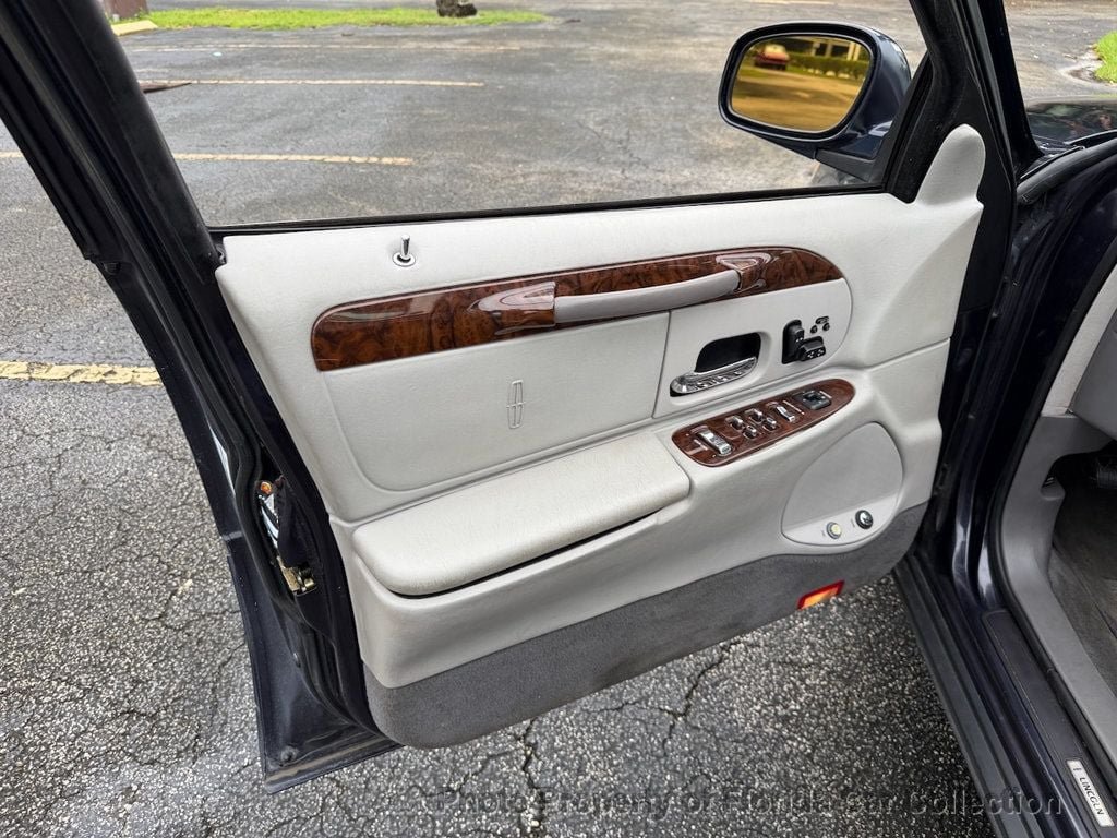 Used 1999 Lincoln Town Car Signature RWD image 51