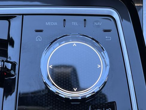 Used 2025 BMW 740i xDrive image 8