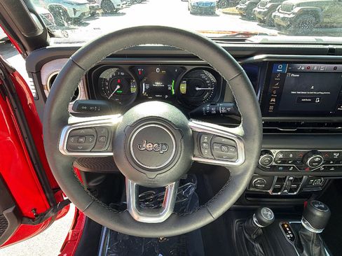 Used 2025 Jeep Wrangler Unlimited Sahara w/ Safety Group AWD/4WD image 26