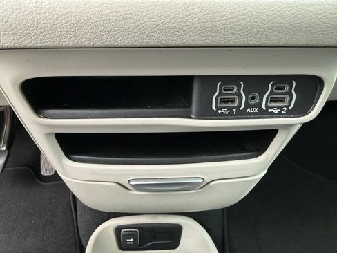 Used 2024 Chrysler Pacifica Touring-L FWD image 31