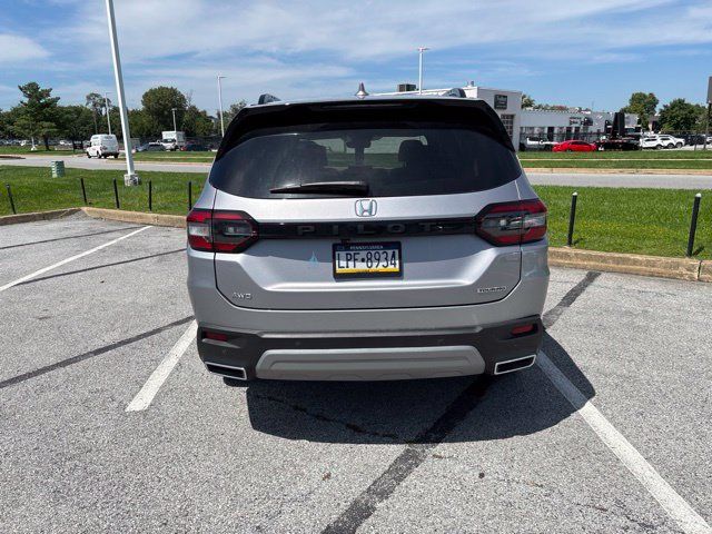 Used 2025 Honda Pilot Touring image 8