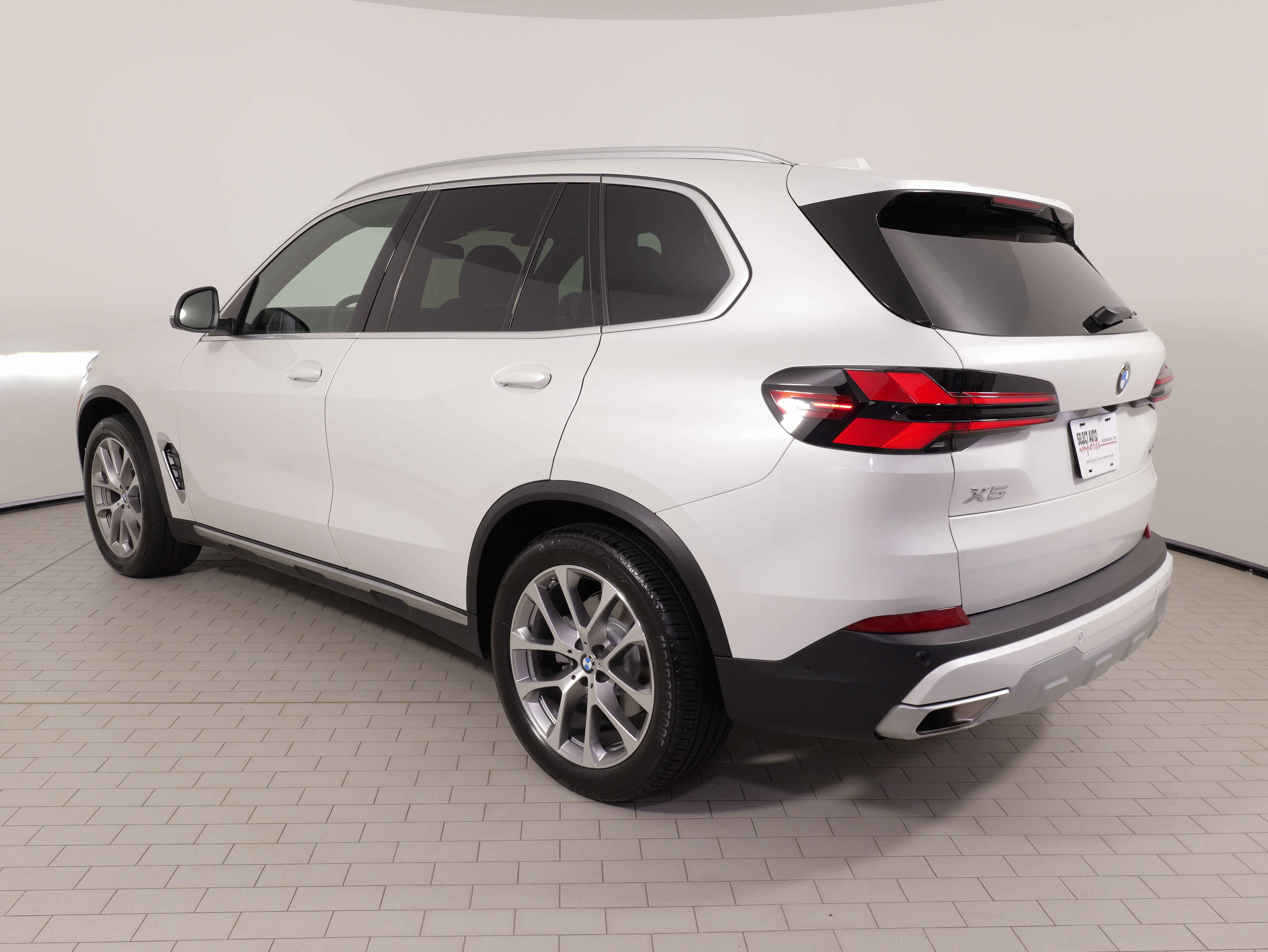 Used 2025 BMW X5 xDrive40i w/ Parking Assistance Package AWD/4WD image 16