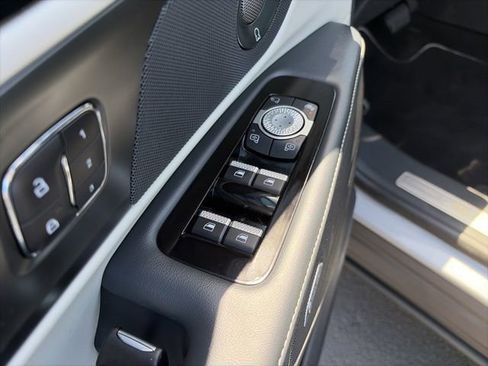 Used 2025 Lincoln Nautilus Premier w/ Equipment Group 102A image 11