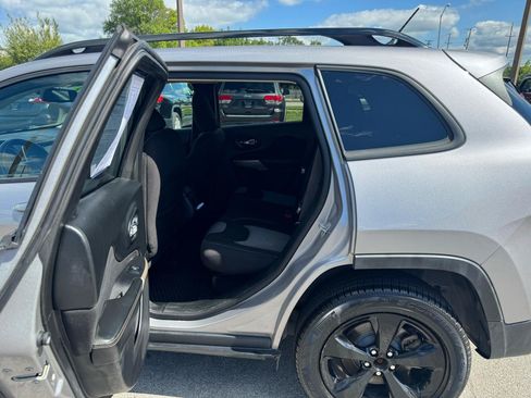 Used 2018 Jeep Cherokee Latitude w/ Altitude Package AWD/4WD image 11