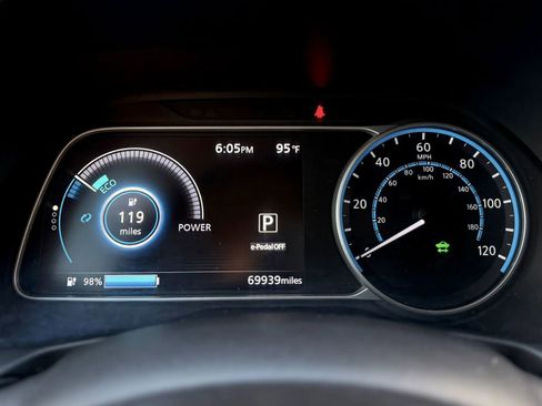 Used 2021 Nissan Leaf SV FWD image 14
