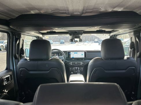 Used 2024 Jeep Wrangler Sahara image 36