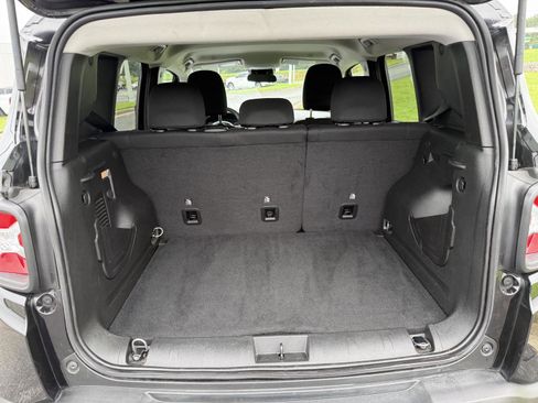 Certified 2023 Jeep Renegade Latitude image 19