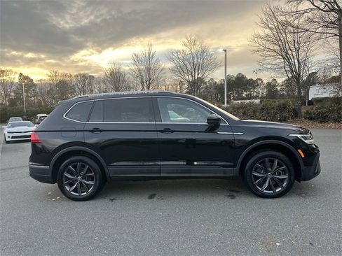 Used 2023 Volkswagen Tiguan SE image 6
