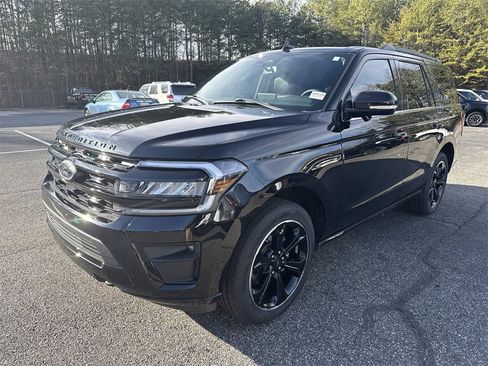 Used 2023 Ford Expedition Limited image 3