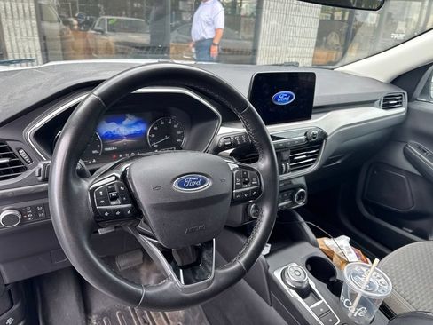 Used 2022 Ford Escape SE w/ SE Sport Appearance Package AWD/4WD image 4