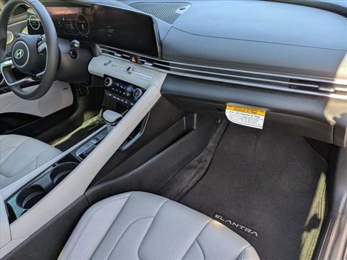 Certified 2025 Hyundai Elantra Limited image 19