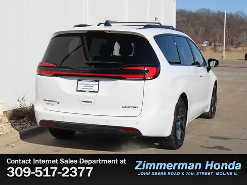 Used 2025 Chrysler Pacifica Limited image 2