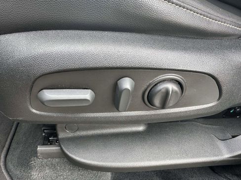 Used 2023 Chevrolet Traverse LT image 18