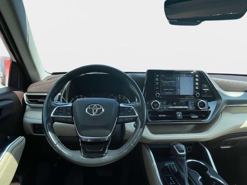 Used 2021 Toyota Highlander XLE AWD/4WD image 15