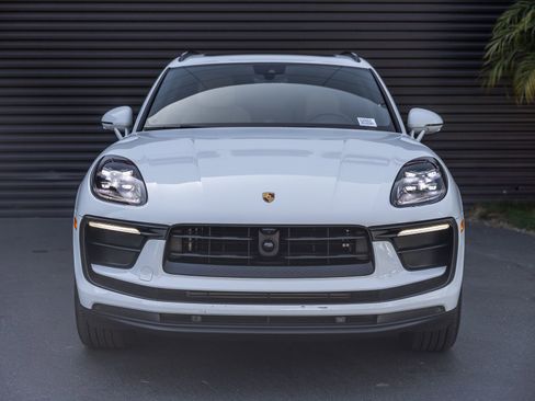 Certified 2025 Porsche Macan image 7