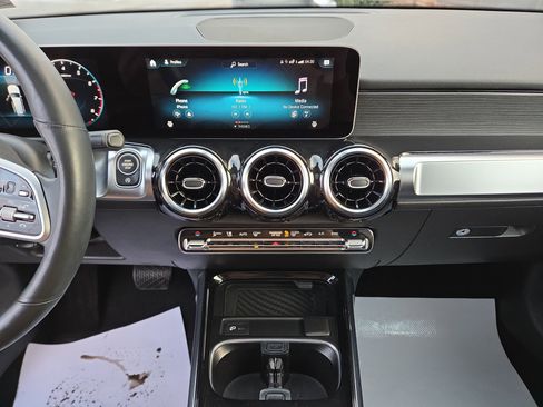 Used 2020 Mercedes-Benz GLB 250 4MATIC w/ Premium Package image 25