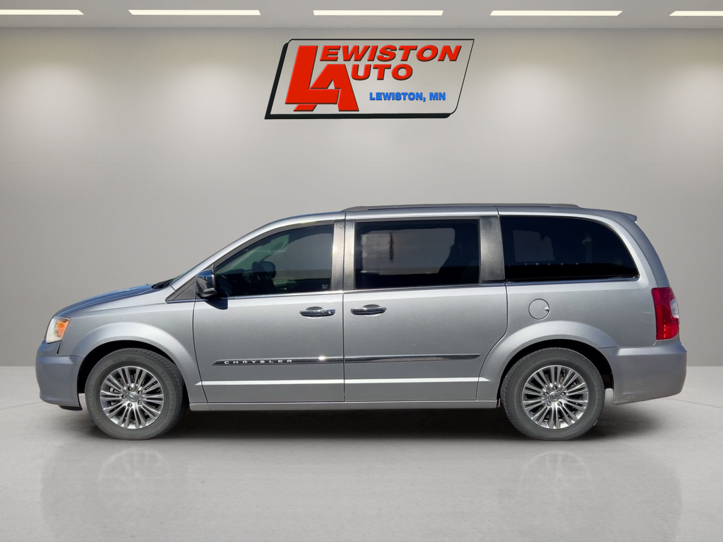 Used 2014 Chrysler Town & Country Touring-L w/ Driver Convenience Group FWD image 2