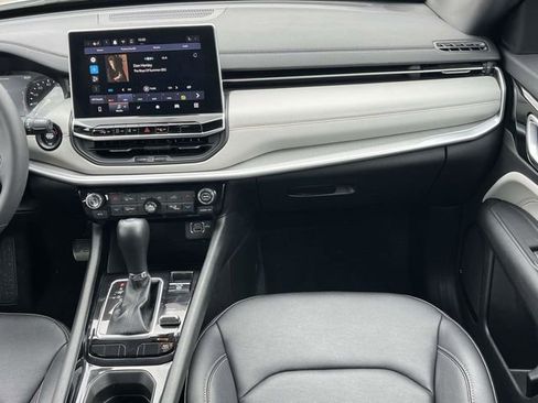 Used 2025 Jeep Compass Limited image 18