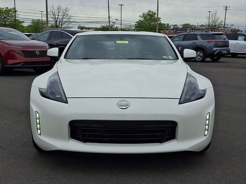 Used 2017 Nissan 370Z Coupe RWD image 2