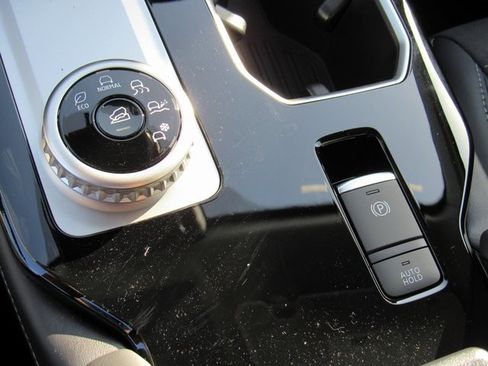 New 2025 Mitsubishi Outlander SE image 21