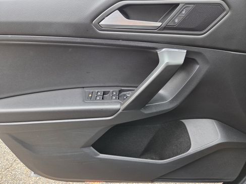 Used 2021 Volkswagen Tiguan SE image 9