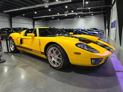 Used 2005 Ford GT RWD image 6