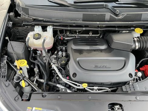 Used 2025 Chrysler Pacifica Limited image 43