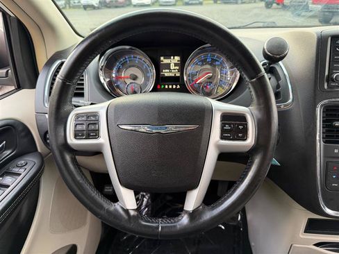 Used 2016 Chrysler Town & Country Touring FWD image 28